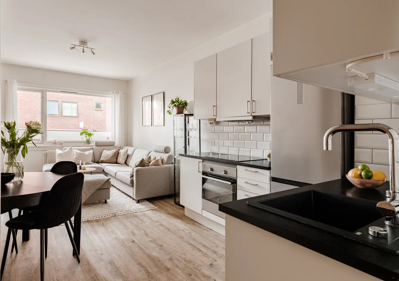 Lys og gjennomgående 2-roms med moderne standard og utrolig god planløsning. Varmtvann, oppvarming og internett inkl., oslo