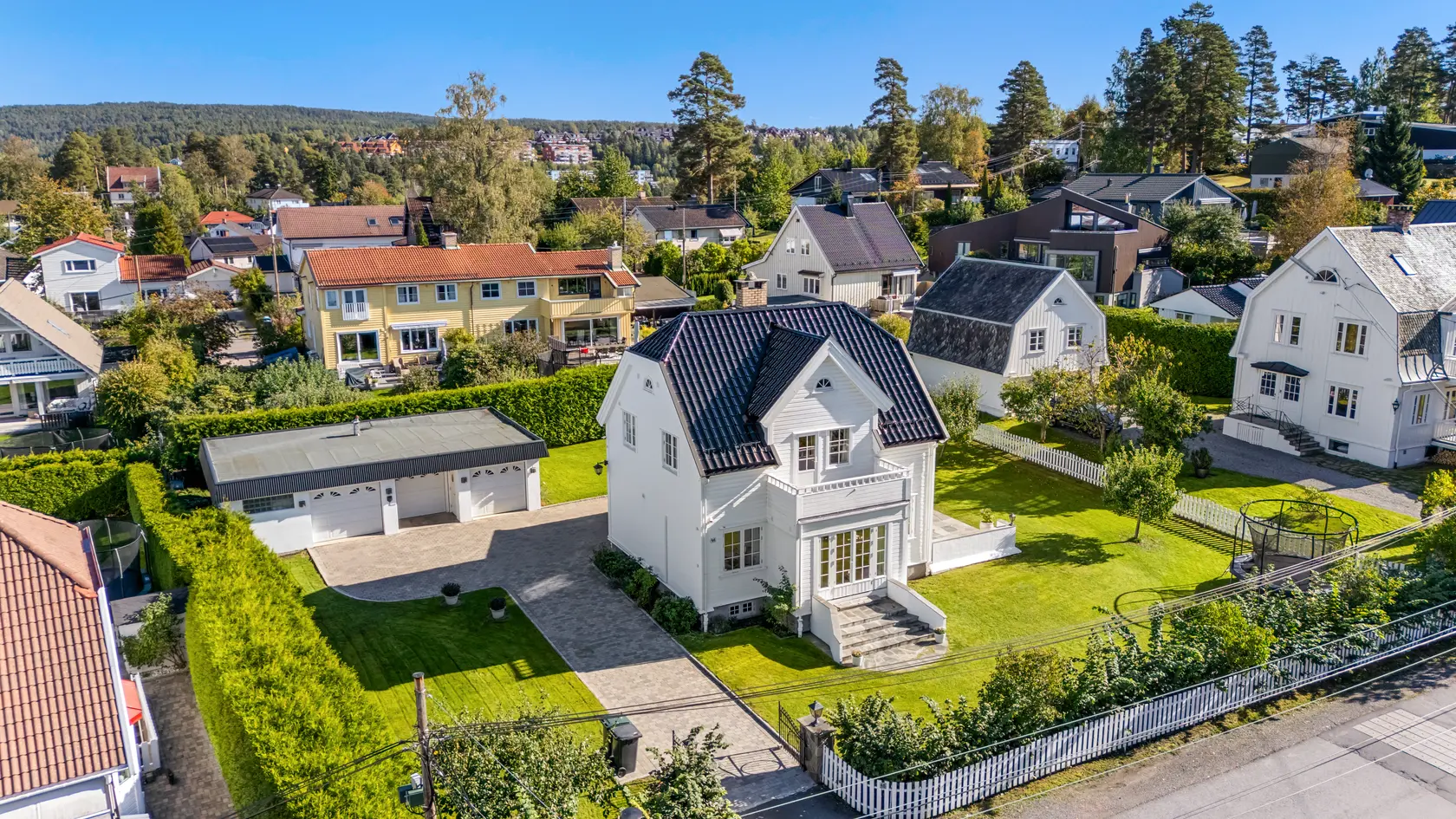 Solrik og flott klassisk villaeiendom | Stor og flat tomt | Unik trippelgarasje med full kjeller photo 1