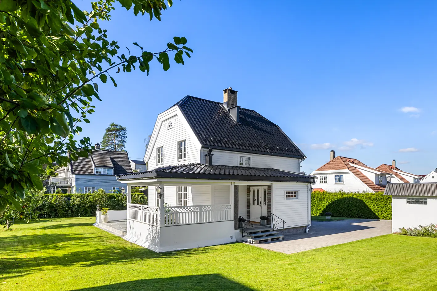 Solrik og flott klassisk villaeiendom | Stor og flat tomt | Unik trippelgarasje med full kjeller photo 2
