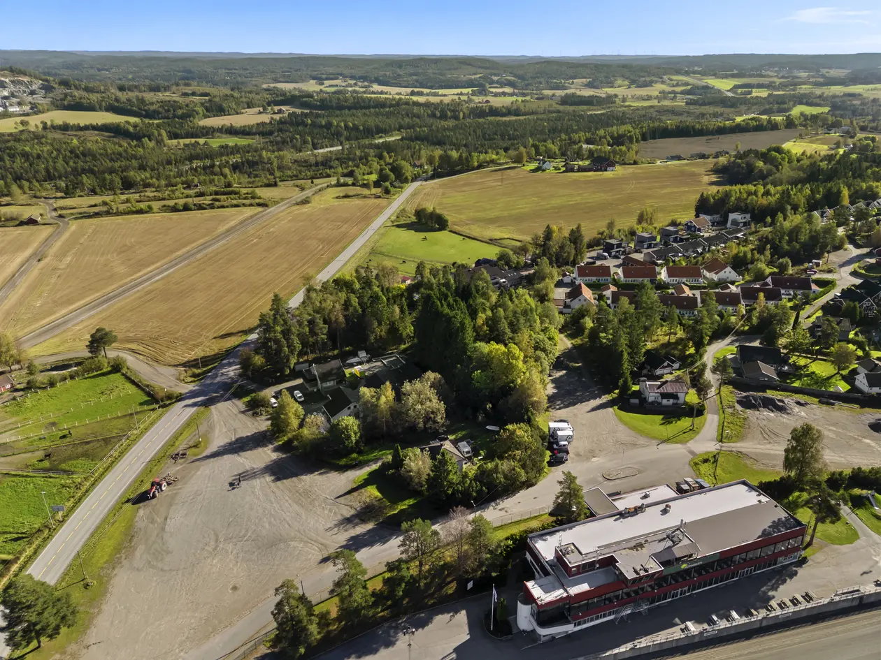Stor og sentral utviklingstomt på 7,7 mål ved Momarken. 30% BYA.  Område i utvikling! Under 60 min til Oslo. photo 4