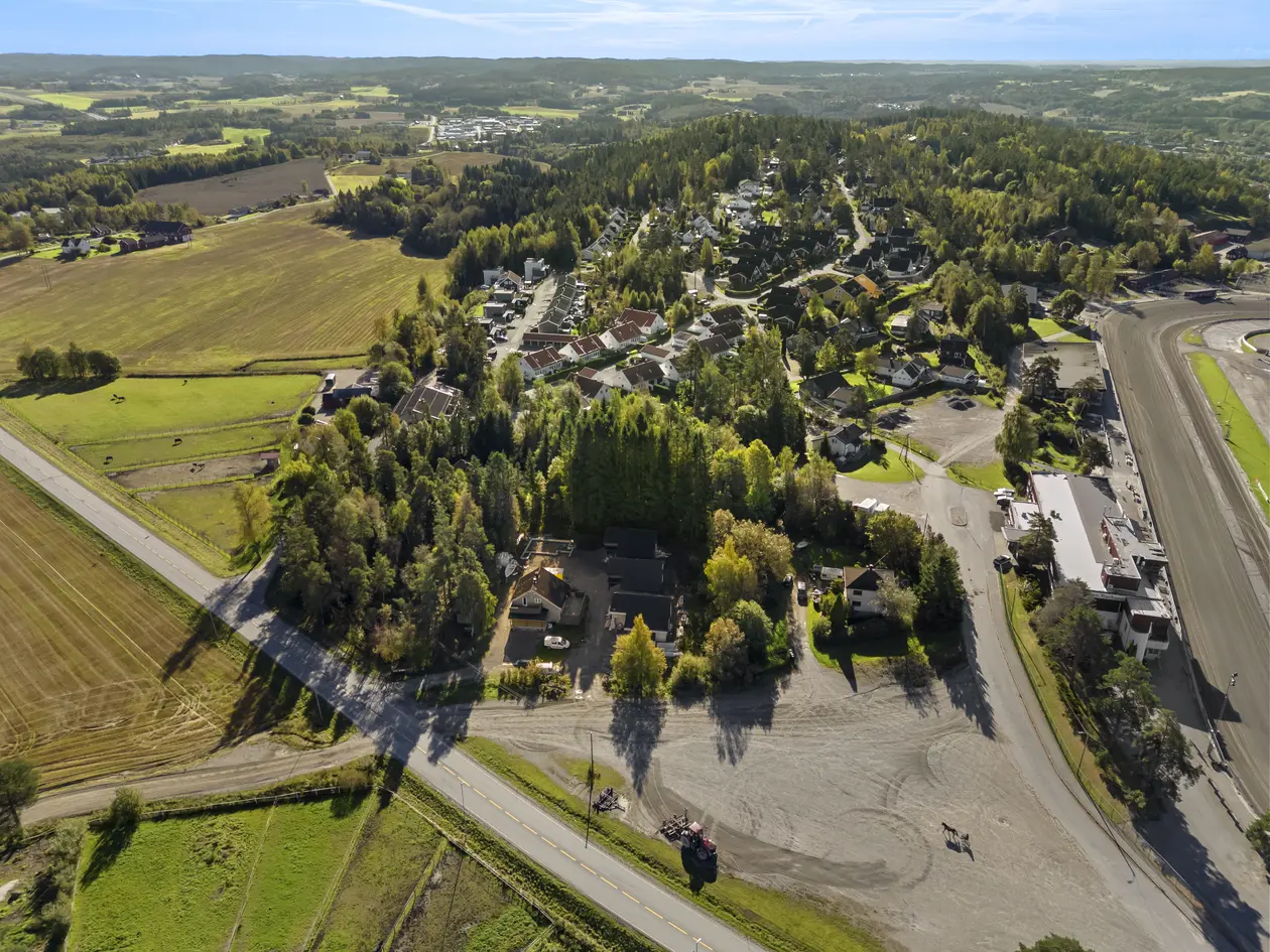 Stor og sentral utviklingstomt på 7,7 mål ved Momarken. 30% BYA.  Område i utvikling! Under 60 min til Oslo. photo 3