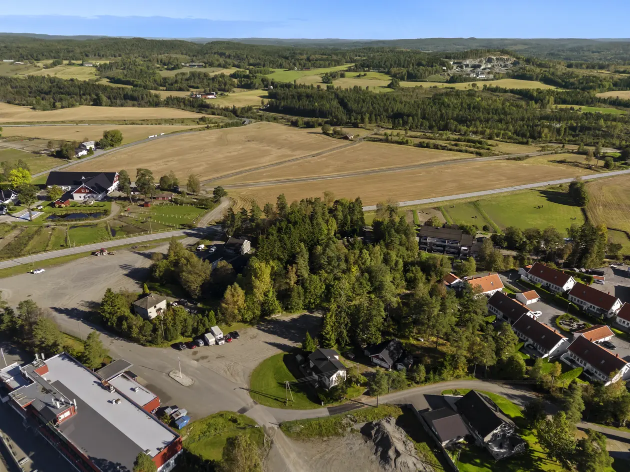 Stor og sentral utviklingstomt på 7,7 mål ved Momarken. 30% BYA.  Område i utvikling! Under 60 min til Oslo. photo 5