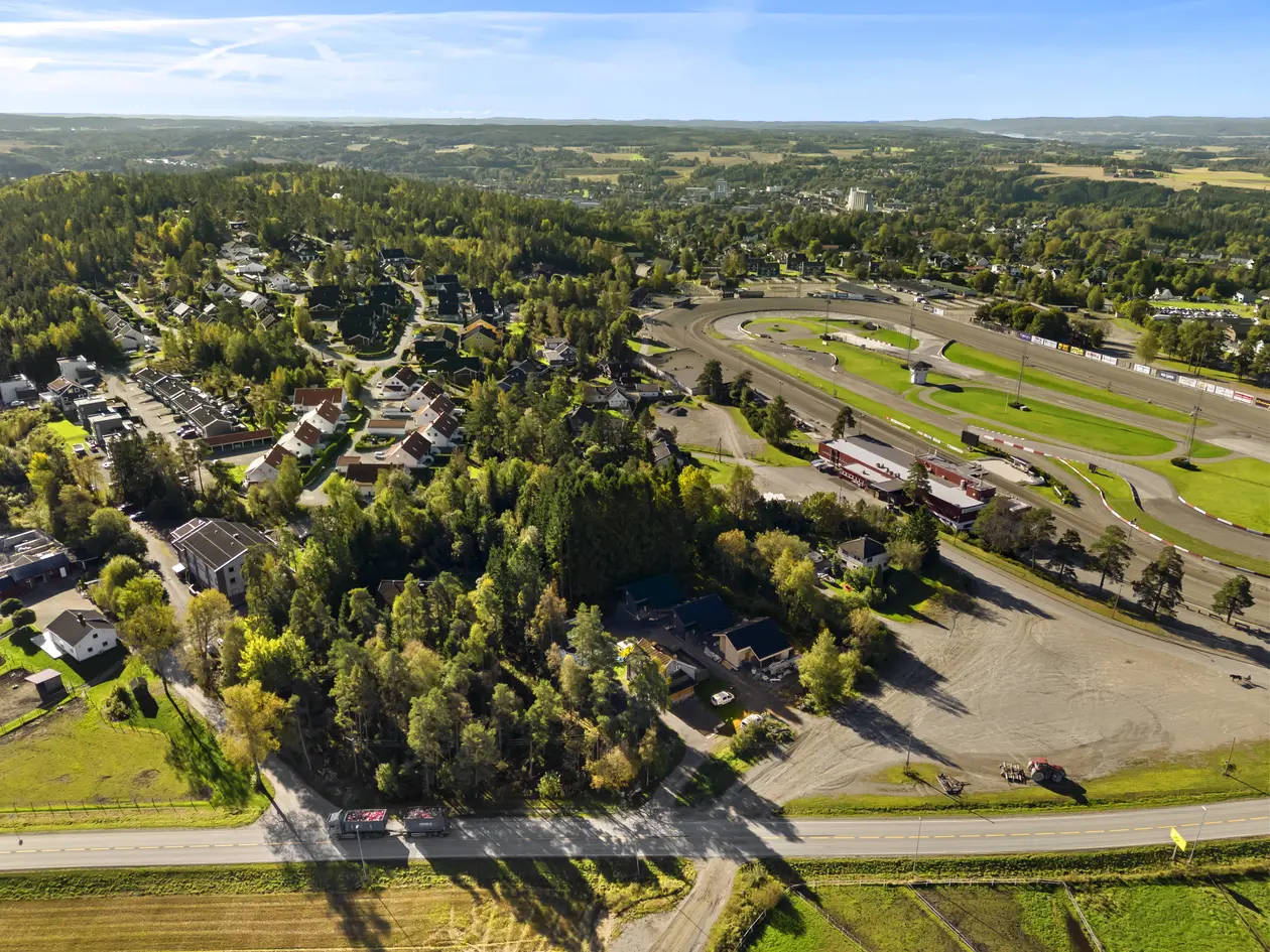 Stor og sentral utviklingstomt på 7,7 mål ved Momarken. 30% BYA.  Område i utvikling! Under 60 min til Oslo. photo 2