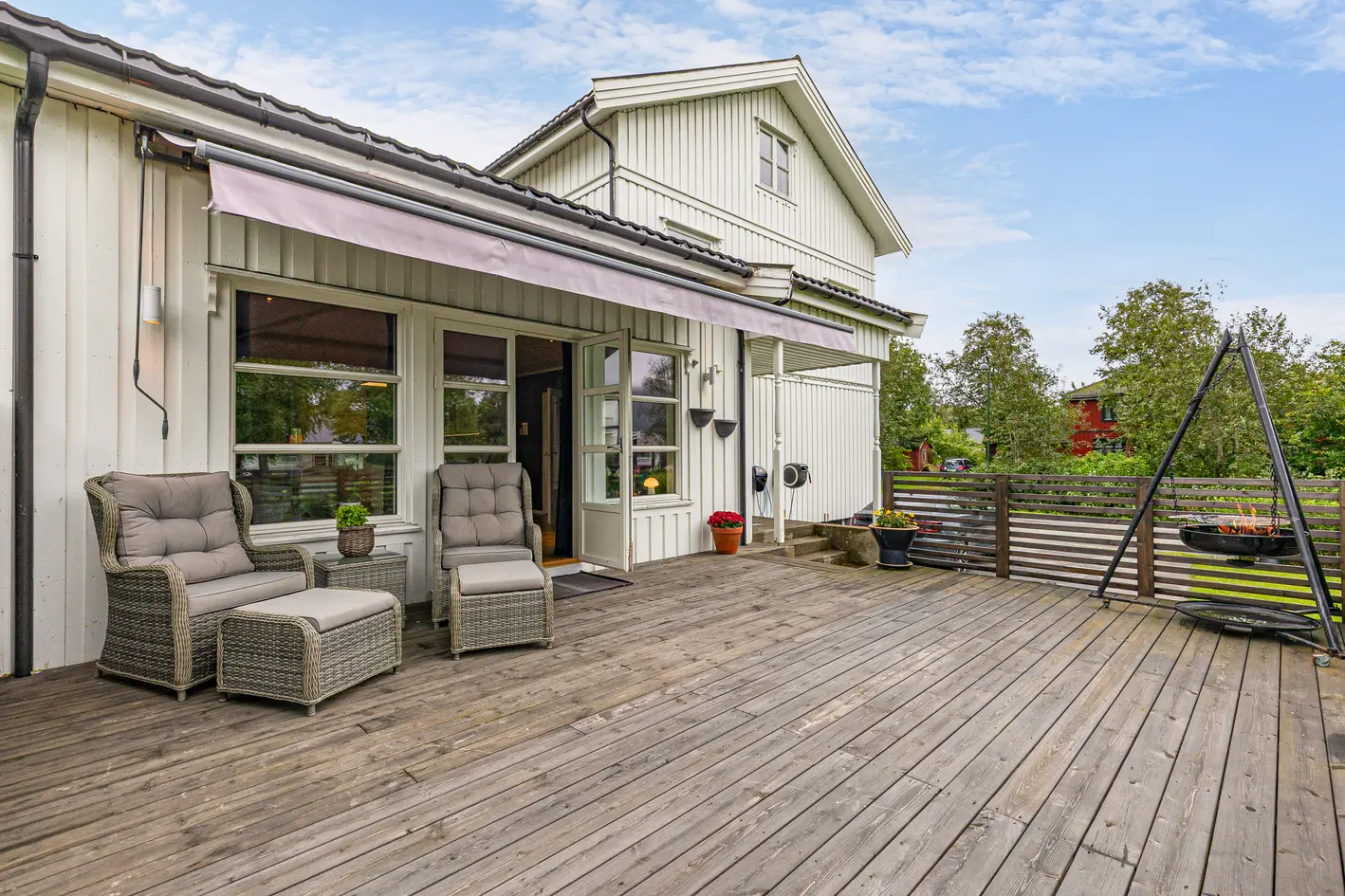 Stor familiebolig over 4 plan med utleiedel og næringsdel |Solrike uteplasser |Romslige soverom og totalt 3 bad |Garasje photo 2