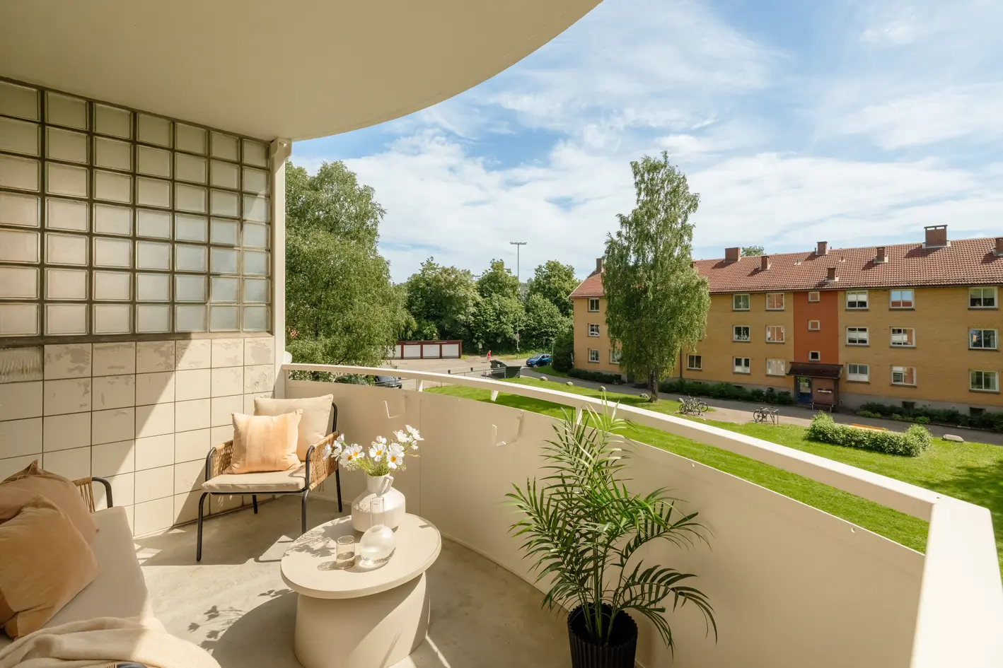 Lys og innbydende 3-roms leilighet i frodige omgivelser | Herlig, luftig balkong på 8 kvm | Attraktivt & sentralt.