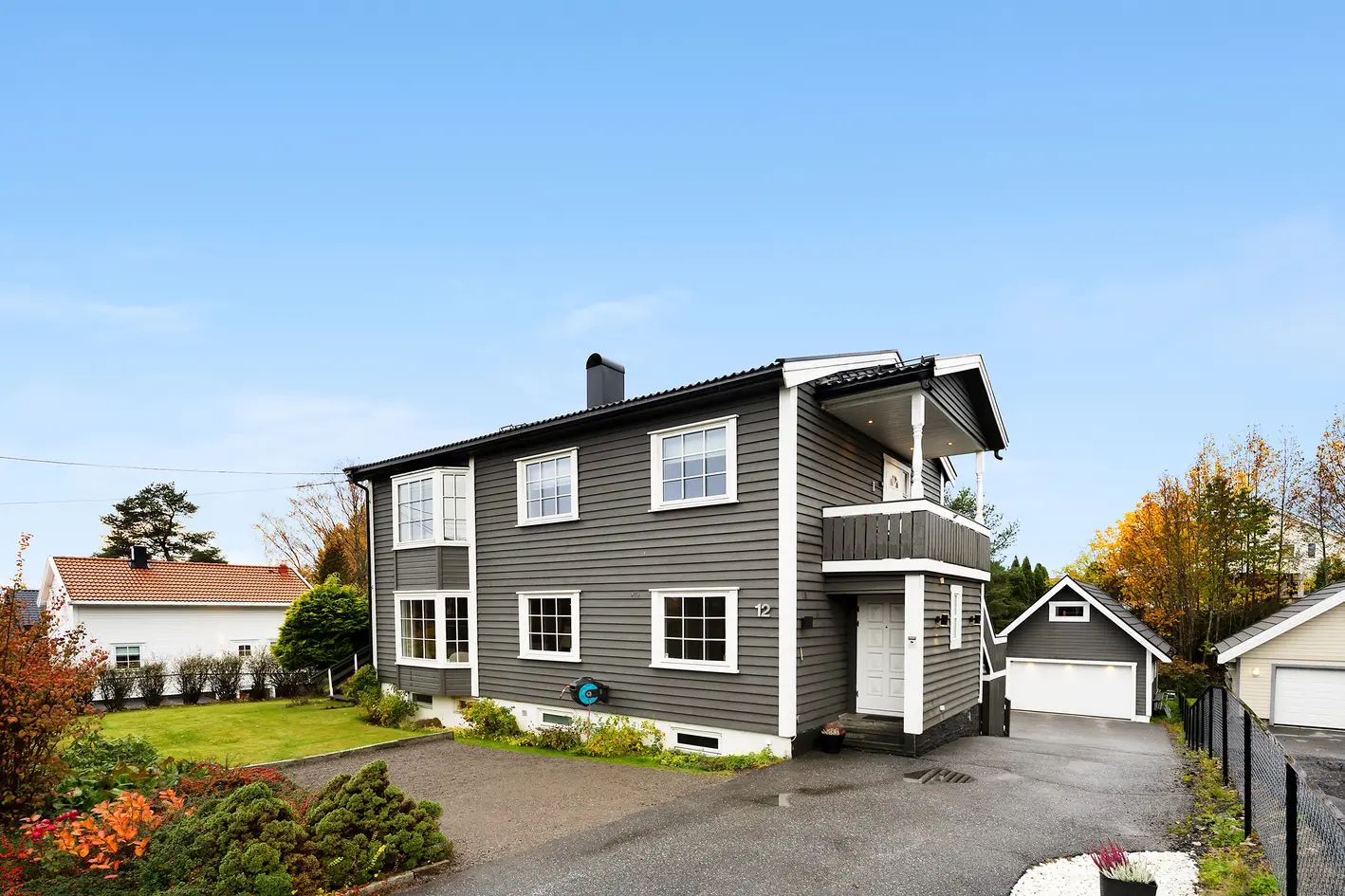 Lys, romslig og innholdsrik halvpart tomannsbolig over 2 plan med terrasse og solrik hage - 2 innganger - Familievennlig