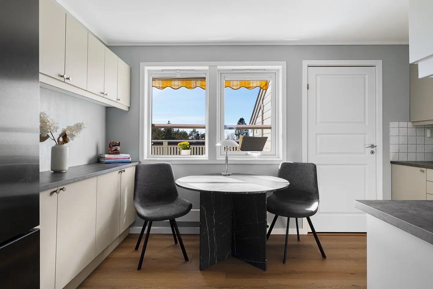 Moderne solrikt rekkehus m/ utsikt! | 4R | Kjøkken 2025 | WC 2024 | Svært barnevennlig | rett ved marka | Garasje m/ EL photo 5