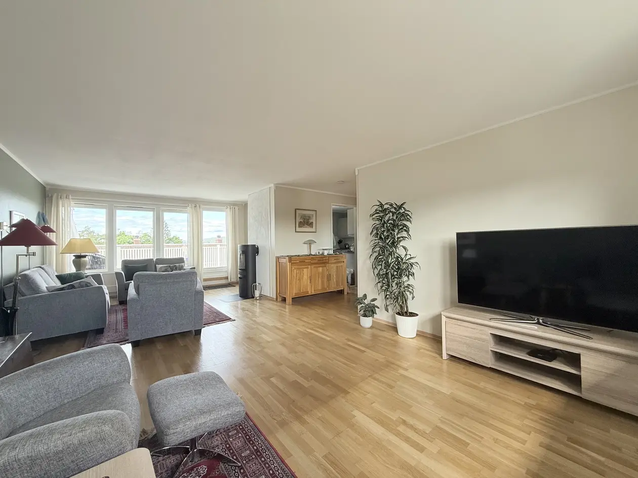 Moderne solrikt rekkehus m/ utsikt! | 4R | Kjøkken 2025 | WC 2024 | Svært barnevennlig | rett ved marka | Garasje m/ EL photo 3