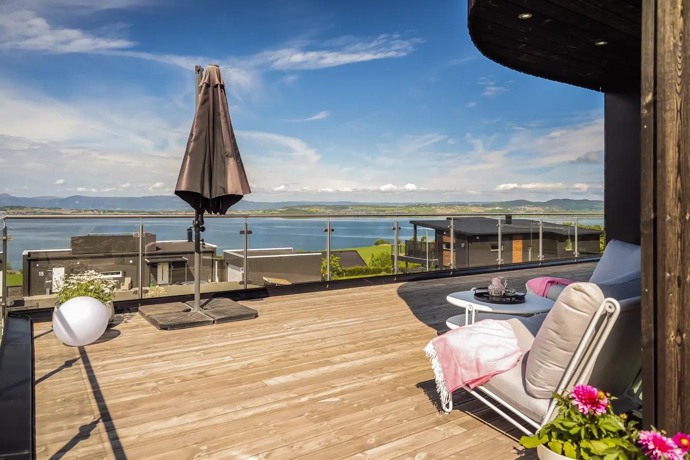 Lekker funkisbolig fra 2021 med nydelig fjordutsikt og fantastiske solforhold. 2 stuer, 2 bad. Carport. 1,2 mål tomt.  photo 2