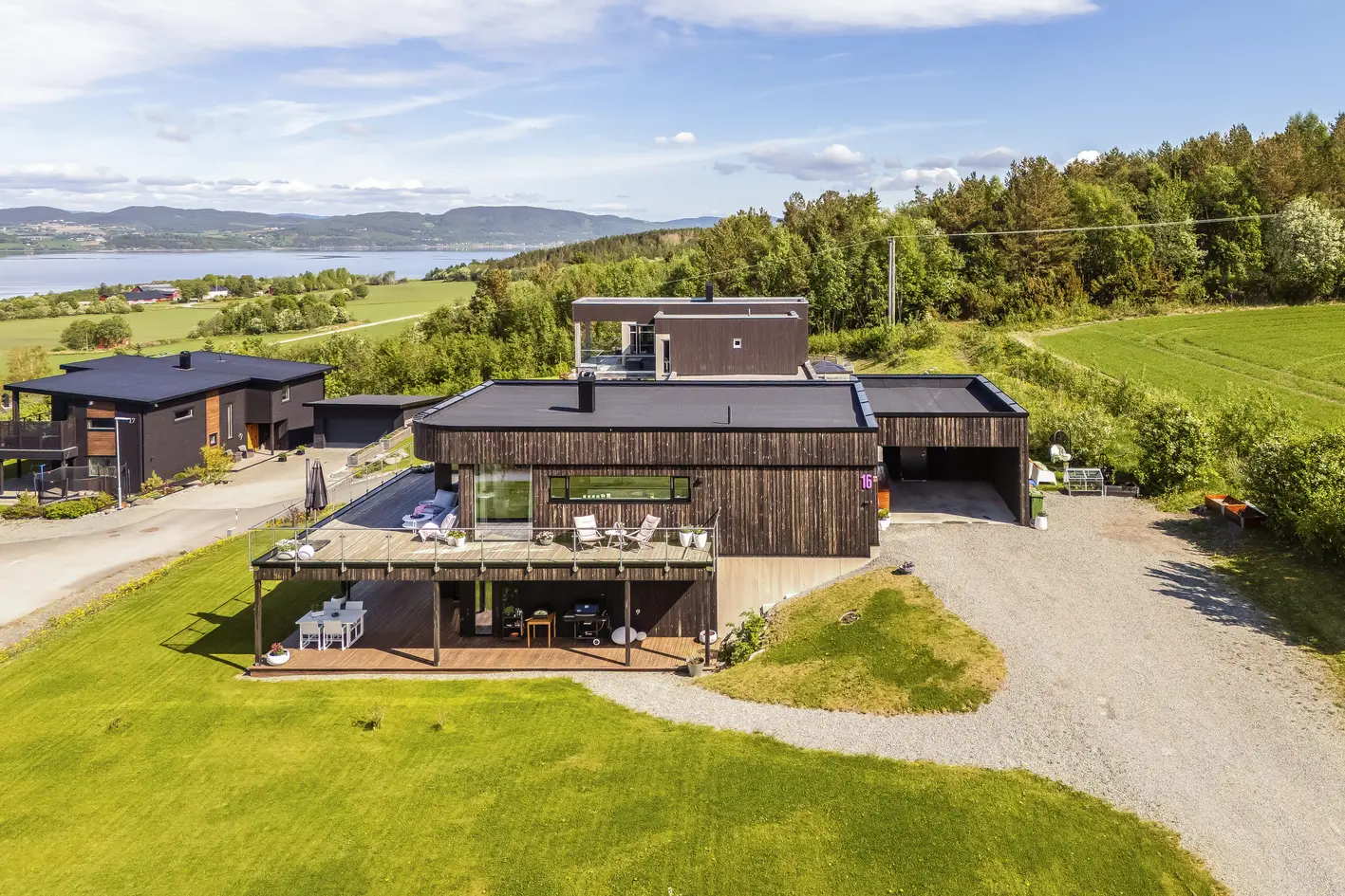 Lekker funkisbolig fra 2021 med nydelig fjordutsikt og fantastiske solforhold. 2 stuer, 2 bad. Carport. 1,2 mål tomt.  photo 4