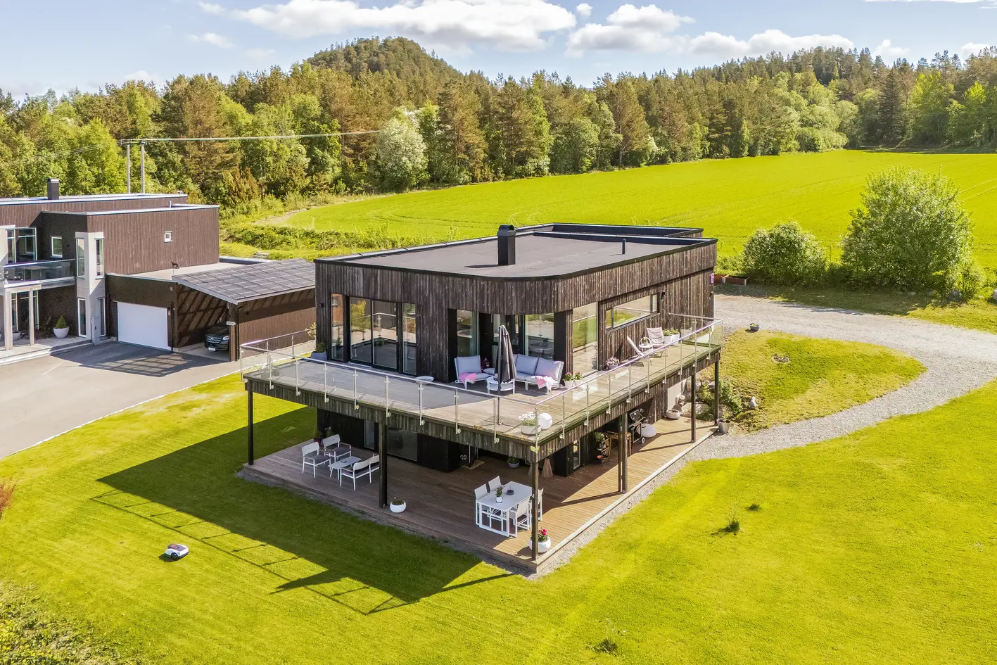 Lekker funkisbolig fra 2021 med nydelig fjordutsikt og fantastiske solforhold. 2 stuer, 2 bad. Carport. 1,2 mål tomt.  photo 5