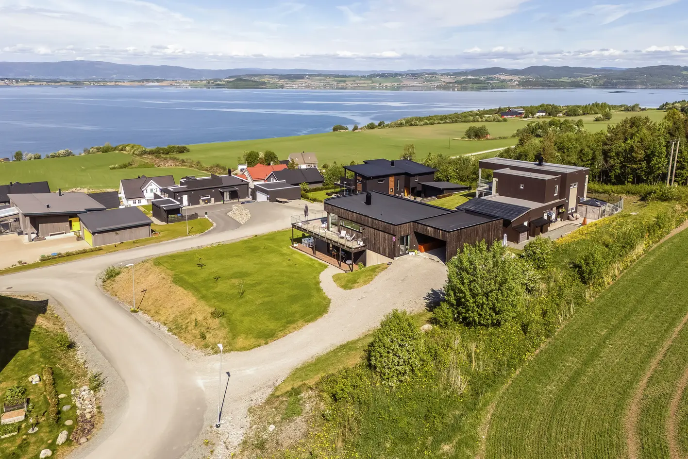 Lekker funkisbolig fra 2021 med nydelig fjordutsikt og fantastiske solforhold. 2 stuer, 2 bad. Carport. 1,2 mål tomt.  photo 3