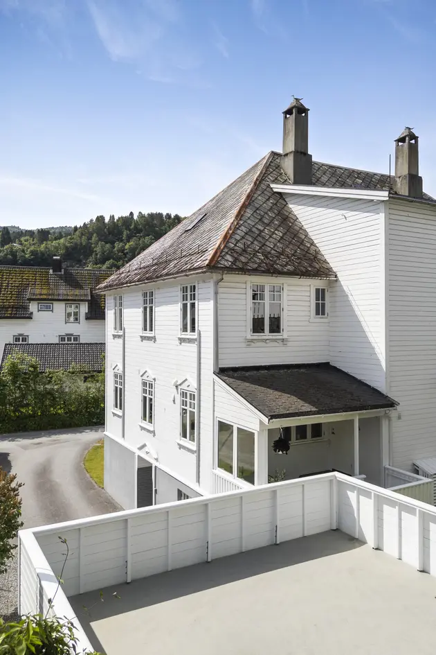 Flott halvpart av tomannsbolig i sentrum. Klassisk og flott arkitektur. Nyere garasje med takterrasse. photo 4