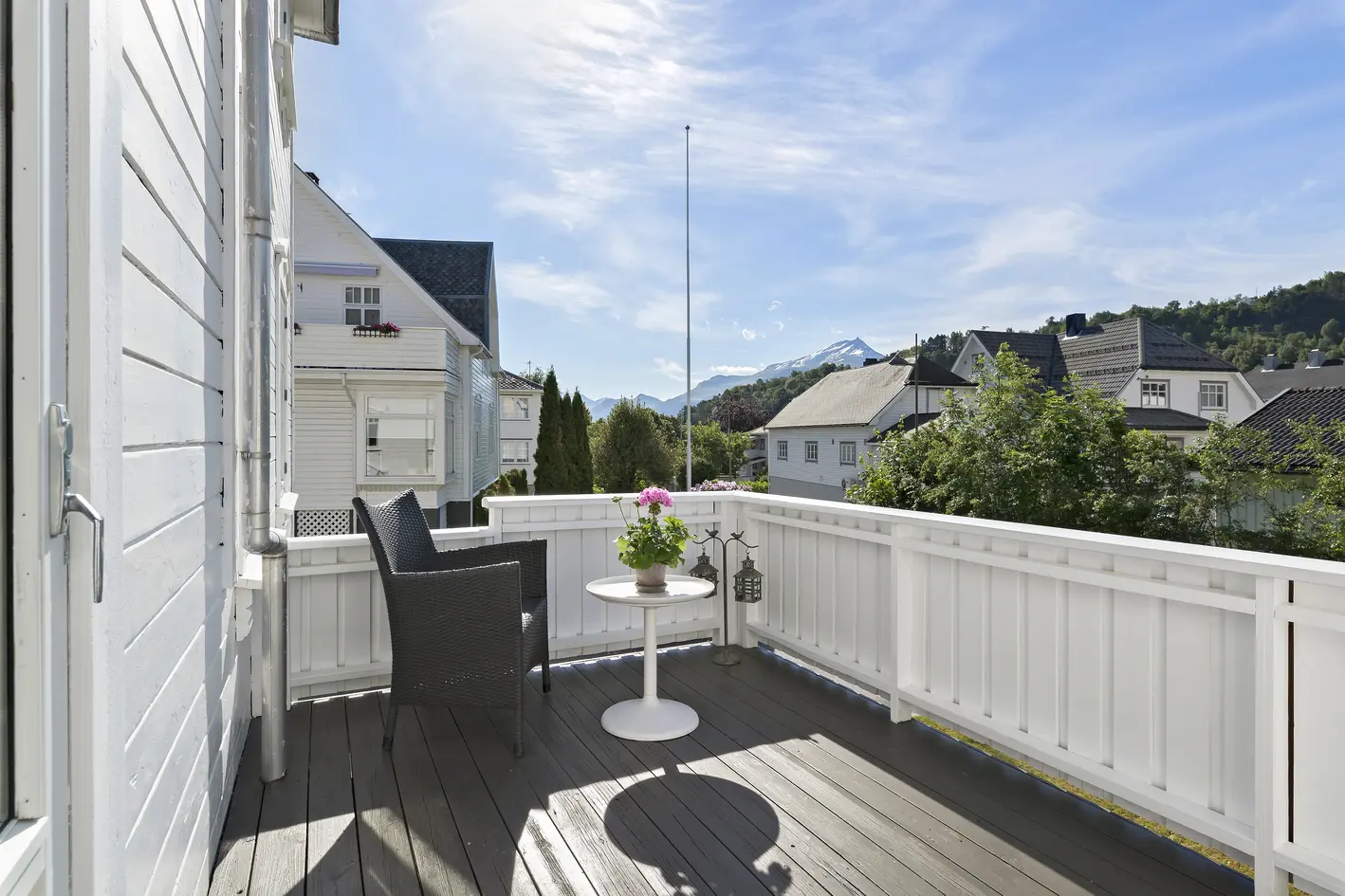 Flott halvpart av tomannsbolig i sentrum. Klassisk og flott arkitektur. Nyere garasje med takterrasse. photo 2