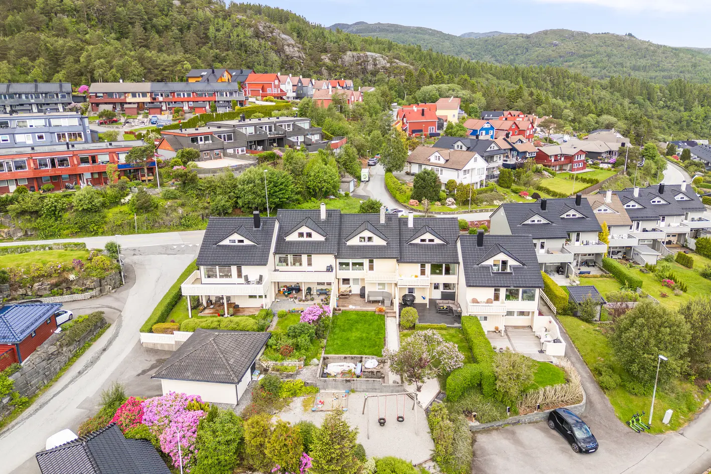 Stort og pent selveiende rekkehus med god utsikt i barnevennlig område, ulset