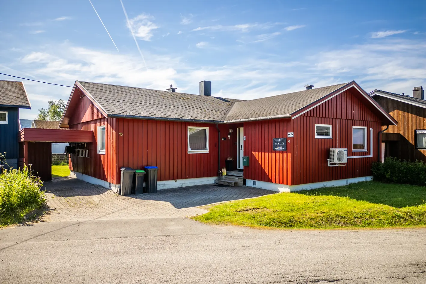 NY PRIS! Flott og oppgradert kjedet enebolig | Lekkert kjøkken og bad | Solrike uteplasser | Carport photo 3