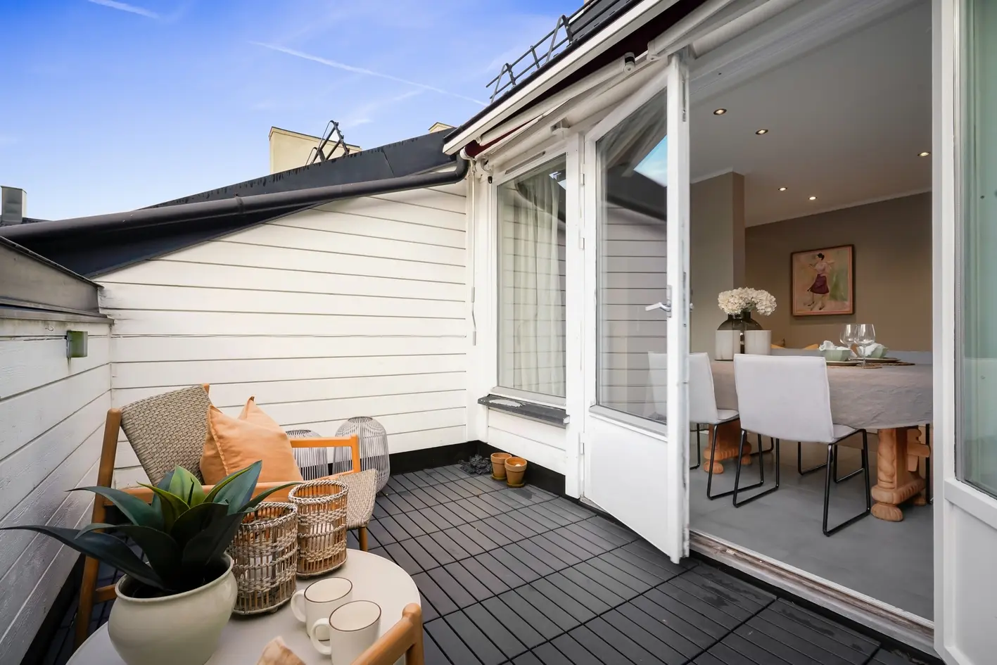 Tiltalende, lys toppleilighet m/solrik takterrasse i klassisk bygård. Lekkert bad 2023. Peis. Sentralt og meget skjermet