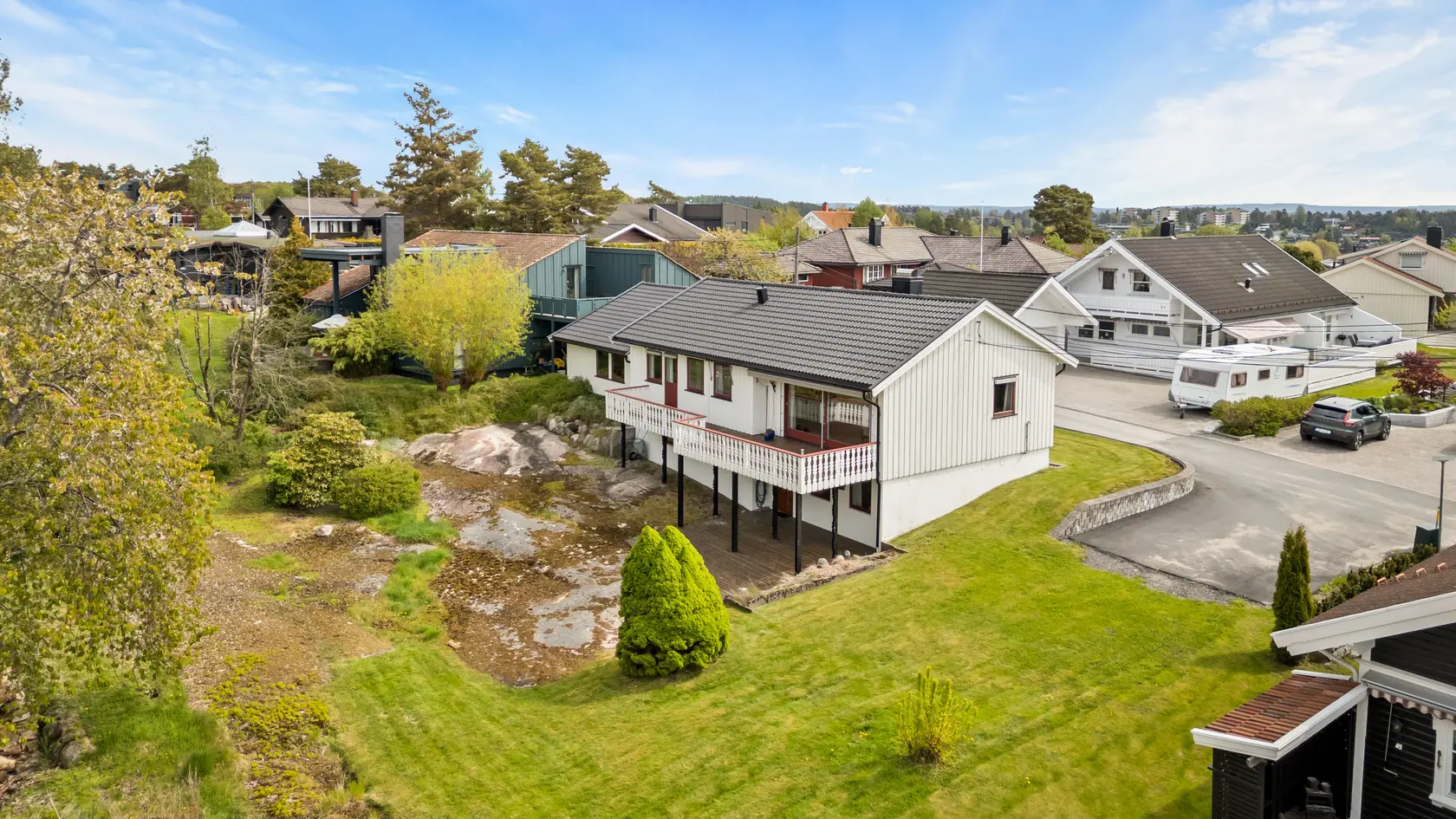 Høyt og flott beliggende eiendom med flott utsikt | Stor tomt | Moderniserings behov, sarpsborg