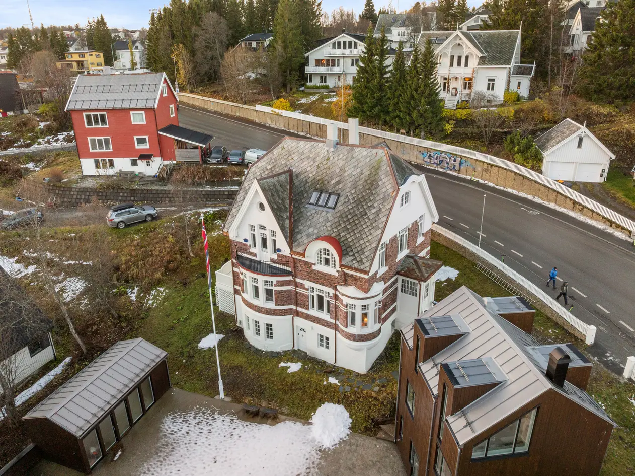 Ærverdig og klassisk villa i øvre sentrum | Fantastisk utsikt | 3 seksjoner | 4 bad | Parkering i garasjeanlegg, tromsø