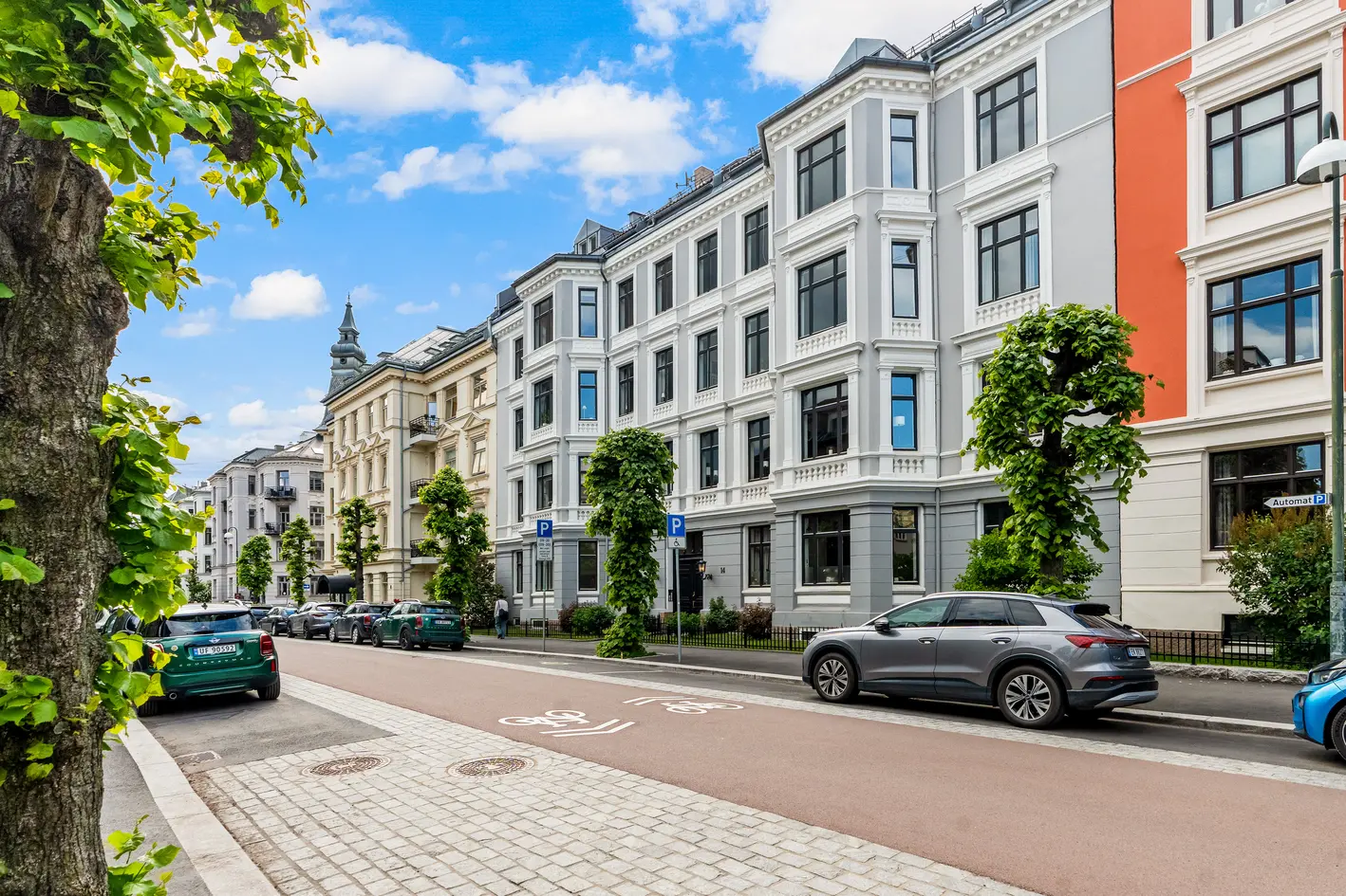 Klassisk og svært innholdsrik leilighet på 159 m²! Balkong mot skjermet bakgård - 3 stuer - Peis - Attraktiv beliggenhet