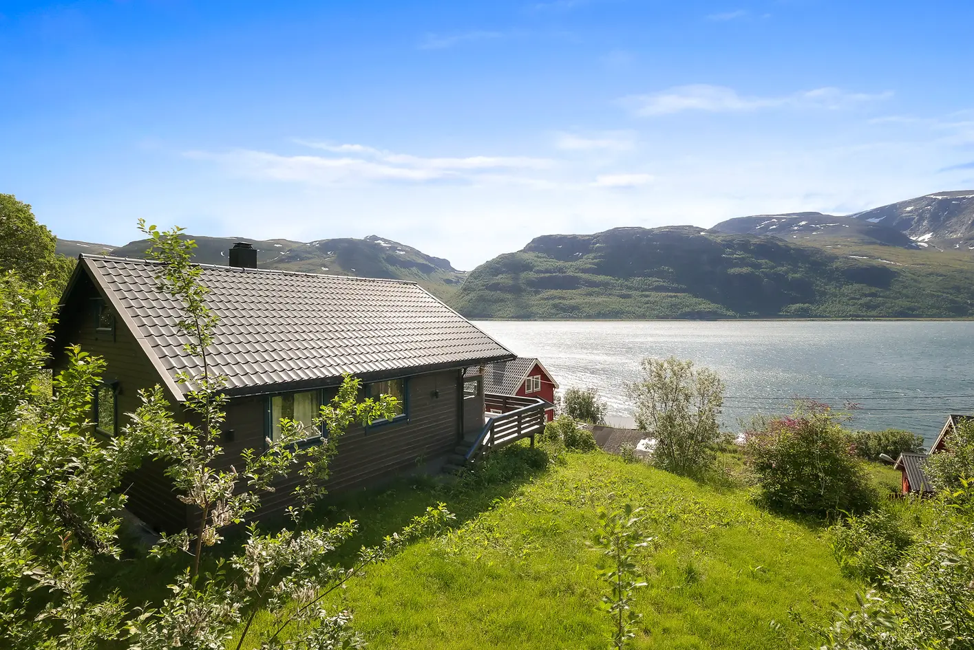 Rivarbukt: Hytte med grillstue og naust I Nydelig sjøutsikt og gode solforhold, langfjordbotn