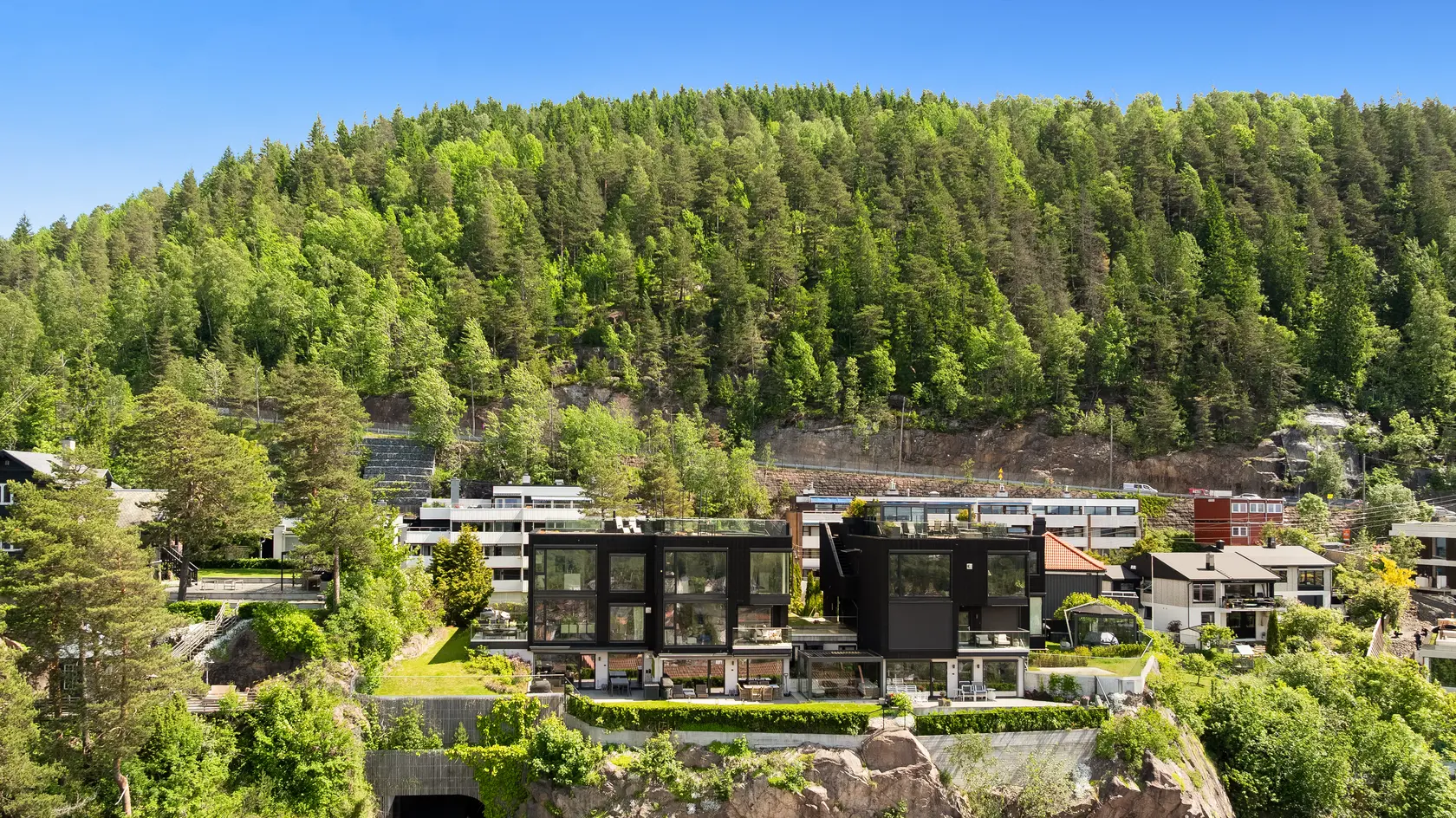 Eksklusiv og påkostet leilighet over hele første etasje | Panoramautsikt | 3 uteområder m/hagedel | 2 garasjeplasser photo 2