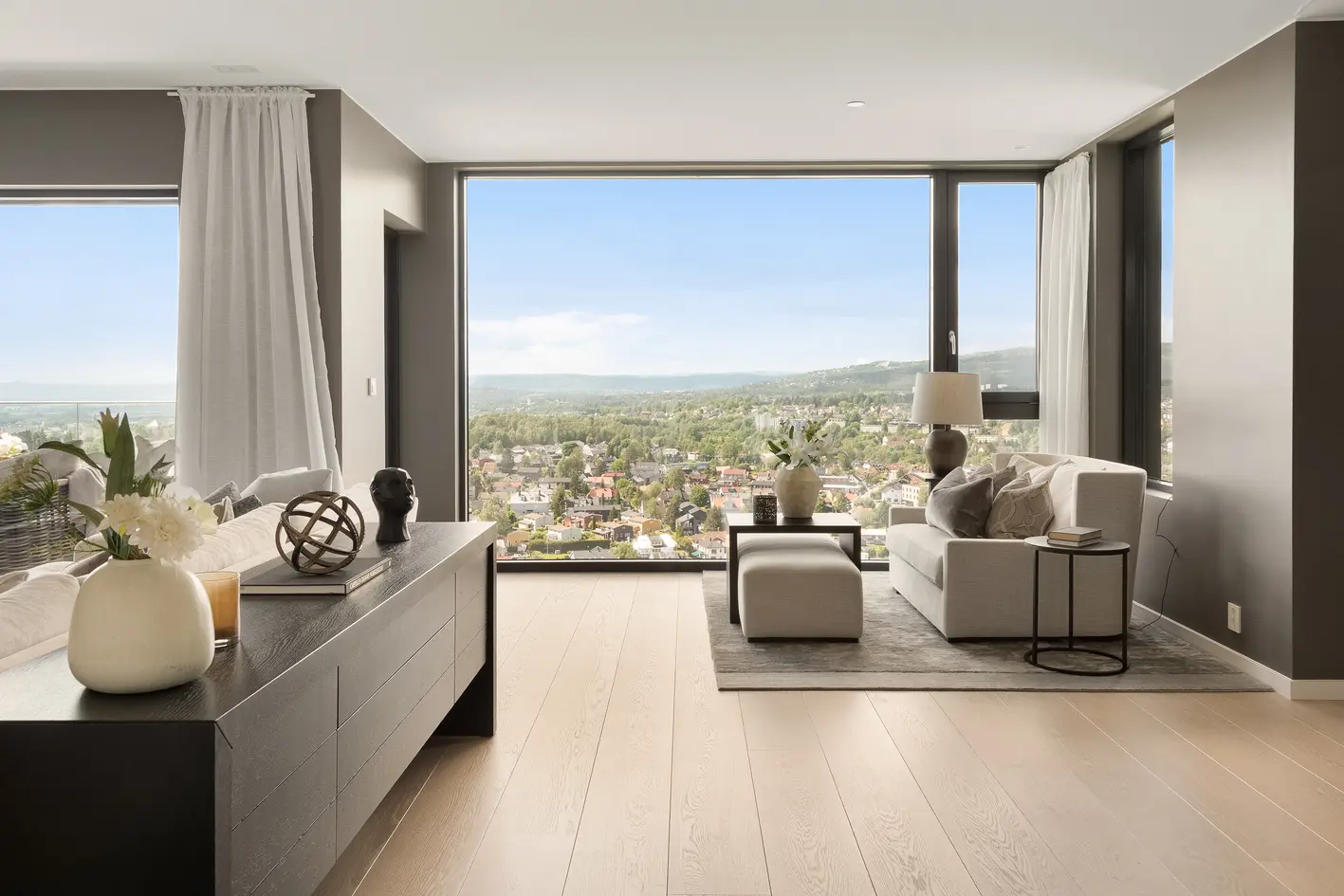 Eksklusiv og påkostet leilighet over hele første etasje | Panoramautsikt | 3 uteområder m/hagedel | 2 garasjeplasser photo 5