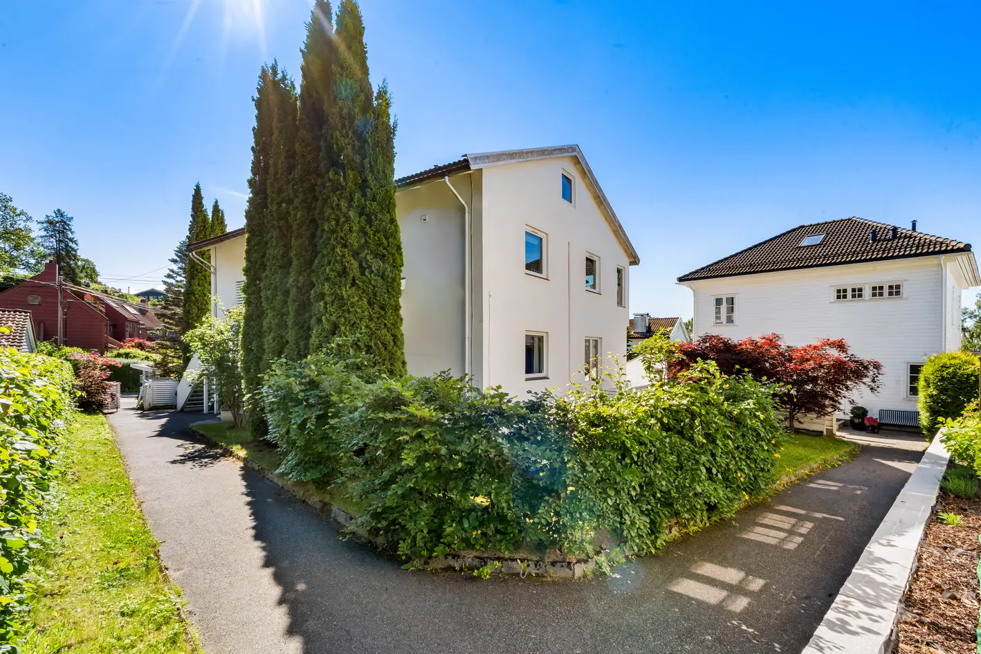 Stor, lys og innholdsrik familiebolig | Romslig og solrik hage | Totalt 4 soverom + 3 bad | 2-roms hybel | Garasje  photo 4