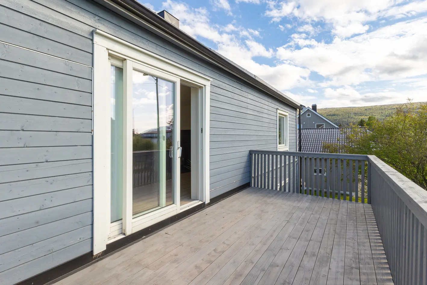 Romslig selveierleilighet over to plan med carport, stor terrasse, beliggende i rolige, solrike omgivelser. photo 4