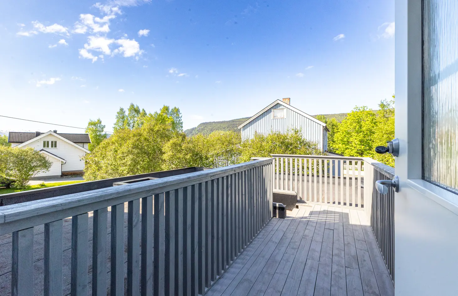 Romslig selveierleilighet over to plan med carport, stor terrasse, beliggende i rolige, solrike omgivelser. photo 5