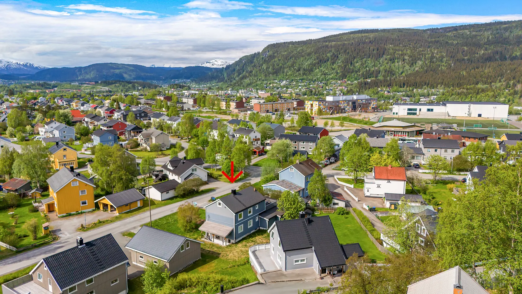 Romslig selveierleilighet over to plan med carport, stor terrasse, beliggende i rolige, solrike omgivelser. photo 3