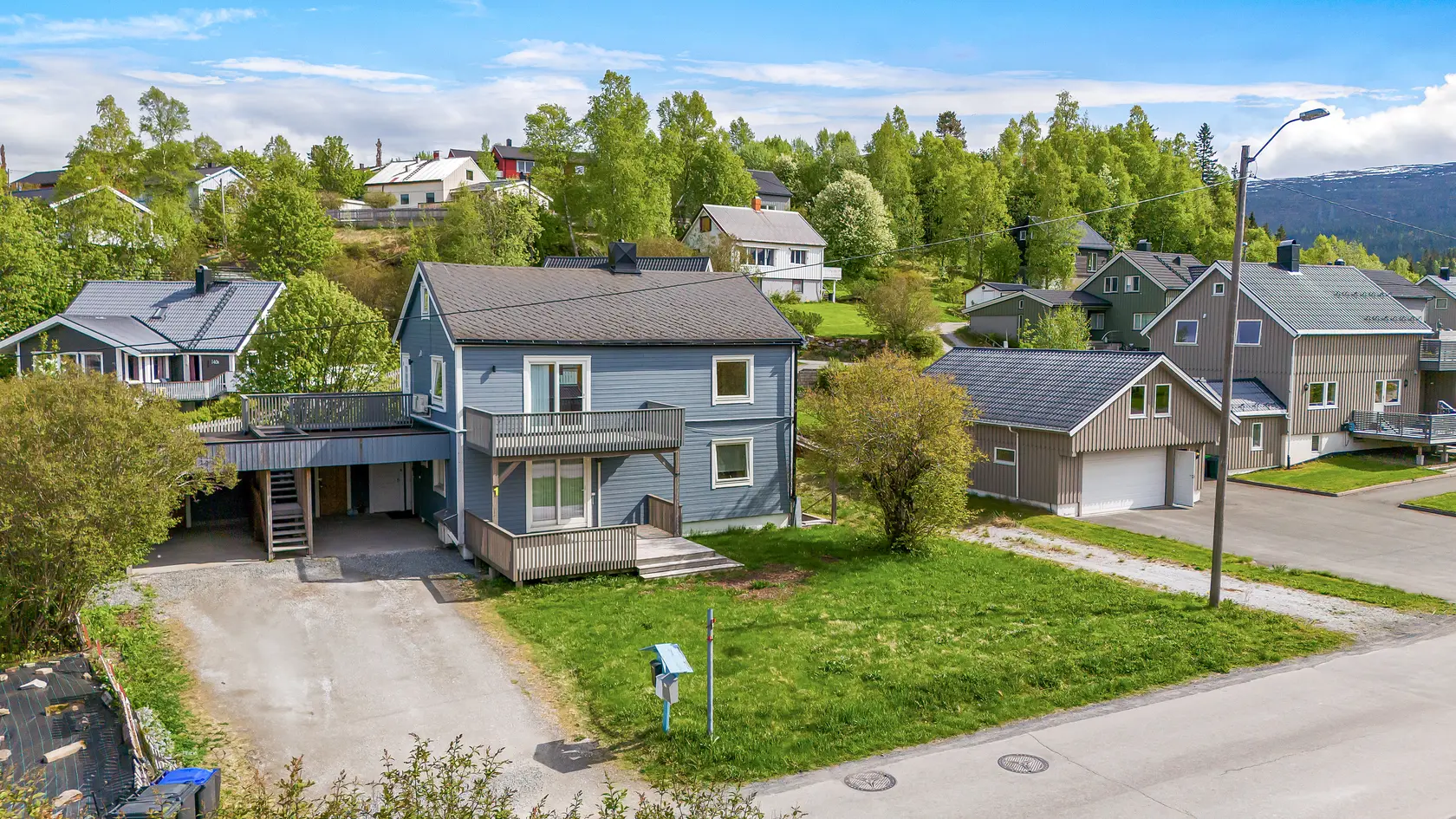 Romslig selveierleilighet over to plan med carport, stor terrasse, beliggende i rolige, solrike omgivelser.
