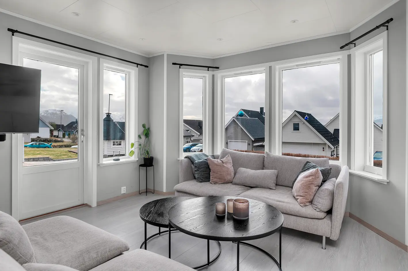 Enebolig med romslig dobbelgarasje | Attraktivt boligområde med familievennlige omgivelser | 2 stuer, 2 bad og 3 soverom photo 2