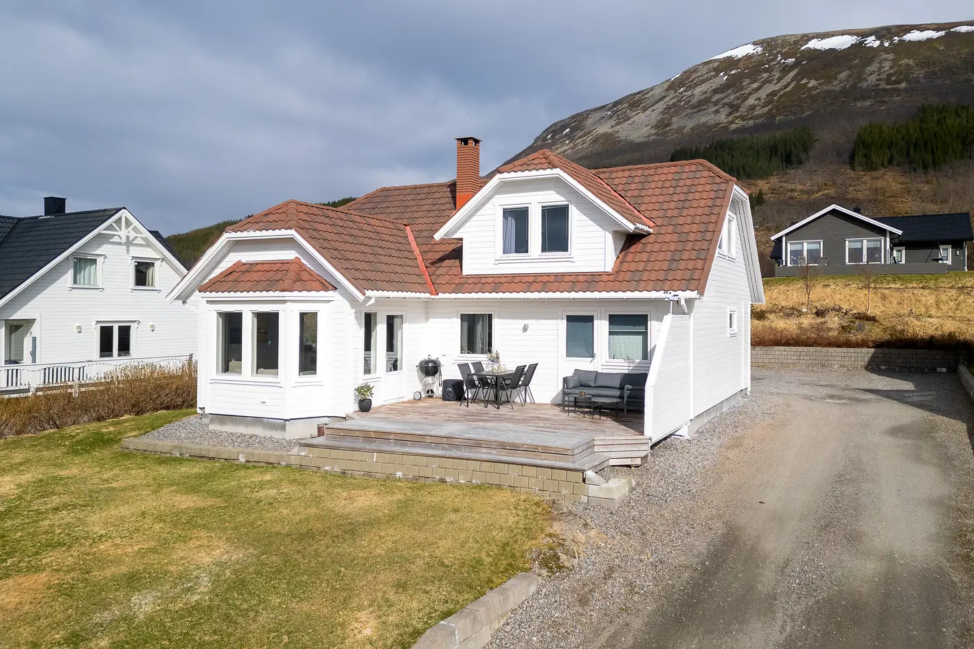 Enebolig med romslig dobbelgarasje | Attraktivt boligområde med familievennlige omgivelser | 2 stuer, 2 bad og 3 soverom photo 4