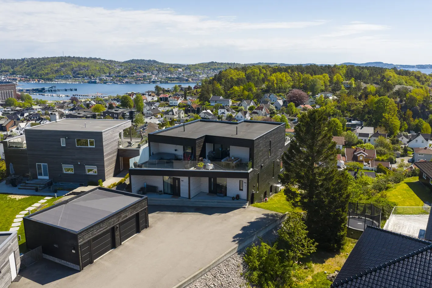VISNING SØNDAG 20.09! BO HELT UNIKT OG LETTVINT PÅ HAUANÅSEN! Panoramautsikt over Indre Havn og mot vest. 