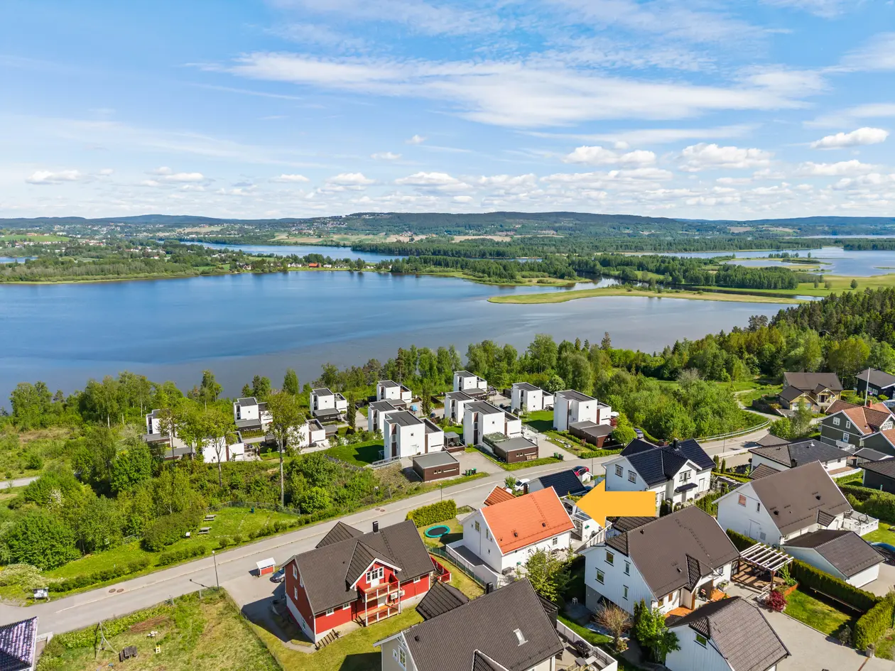 Innholdsrik familiebolig fra 2012 med utleiedel, garasje, flotte uteplasser og fantastisk utsikt! photo 3