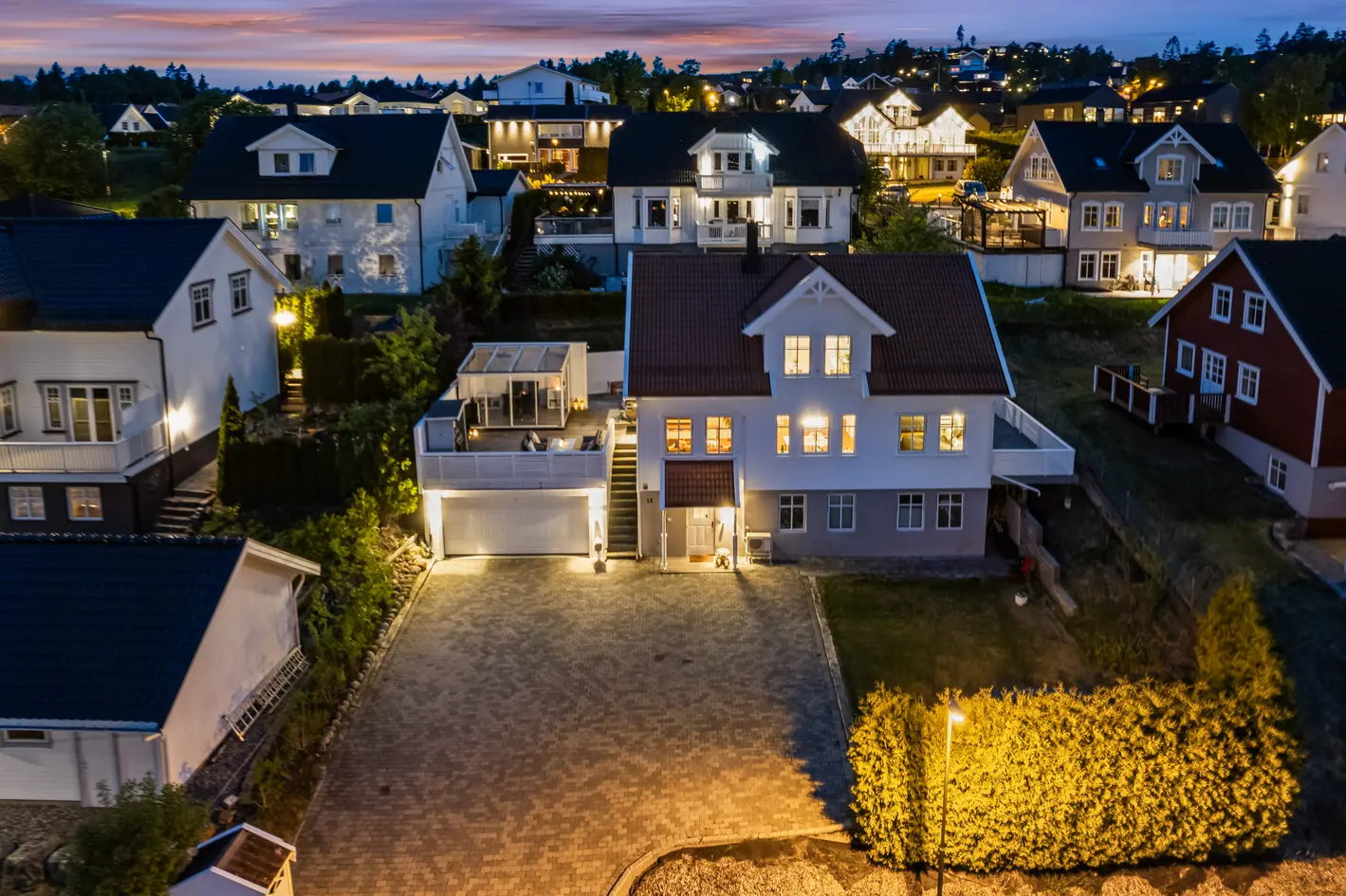 Innholdsrik familiebolig fra 2012 med utleiedel, garasje, flotte uteplasser og fantastisk utsikt! photo 2