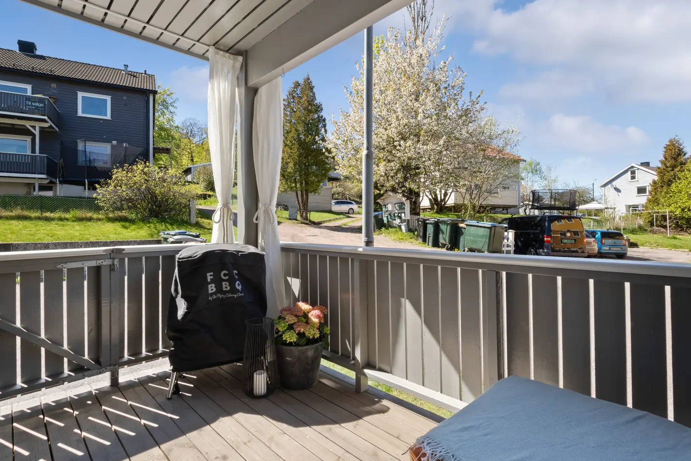 Flott førstegangskjøp; lettholdt og romslig 2-roms m/p-plass, mye lagring, nytt stuegulv og vestvendt terrasse. Sentral

