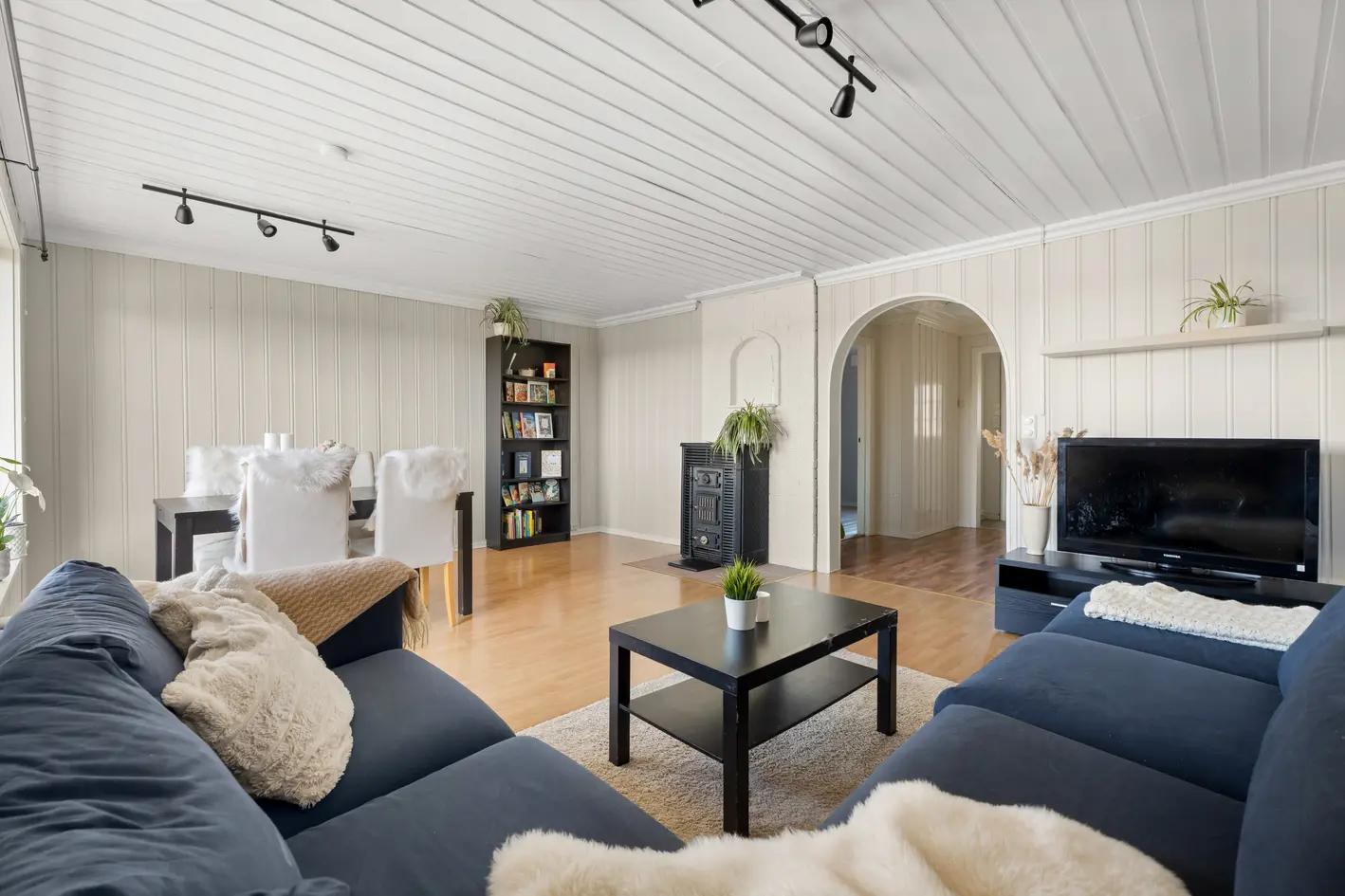 Familievennlig bolig over to plan | Solrike uteplasser | Parkering | 3 soverom – pohled 2
