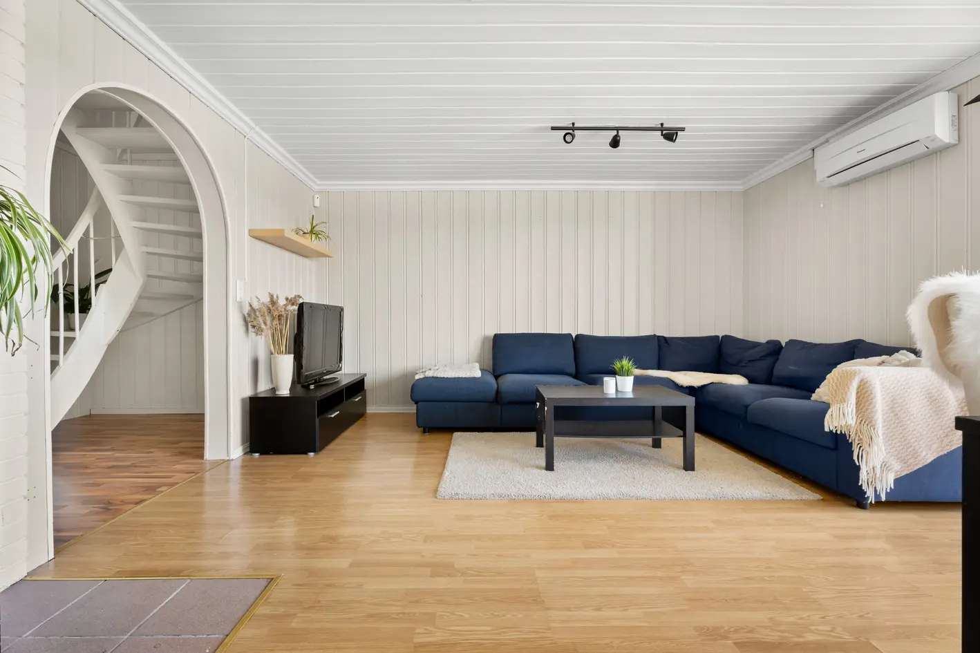 Familievennlig bolig over to plan | Solrike uteplasser | Parkering | 3 soverom – pohled 3