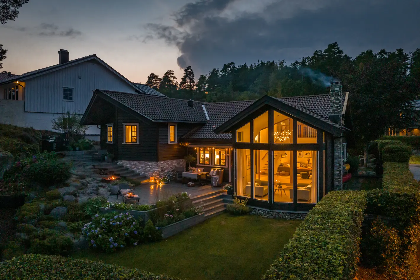 Sjelden arkitekttegnet enebolig | Panoramautsikt og usjenert naturtomt | Dobbel garasje | Kort vei til E-18