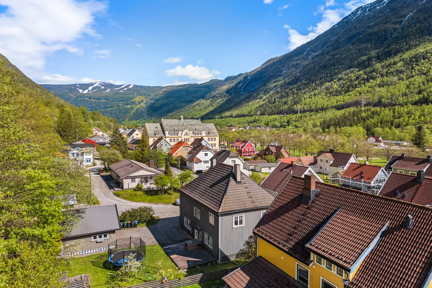 Innholdsrik enebolig med sjel. Næringslokaler på markplan. Leilighet i 2. et. Hybel i 1. et. Stor garasje. Skjermet hage photo 4