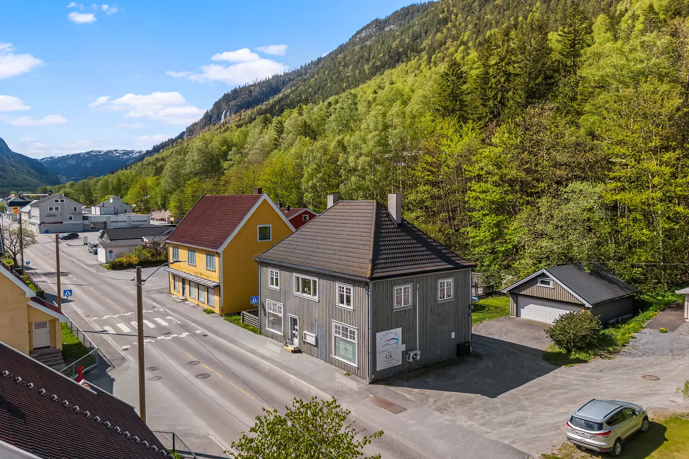 Innholdsrik enebolig med sjel. Næringslokaler på markplan. Leilighet i 2. et. Hybel i 1. et. Stor garasje. Skjermet hage photo 2