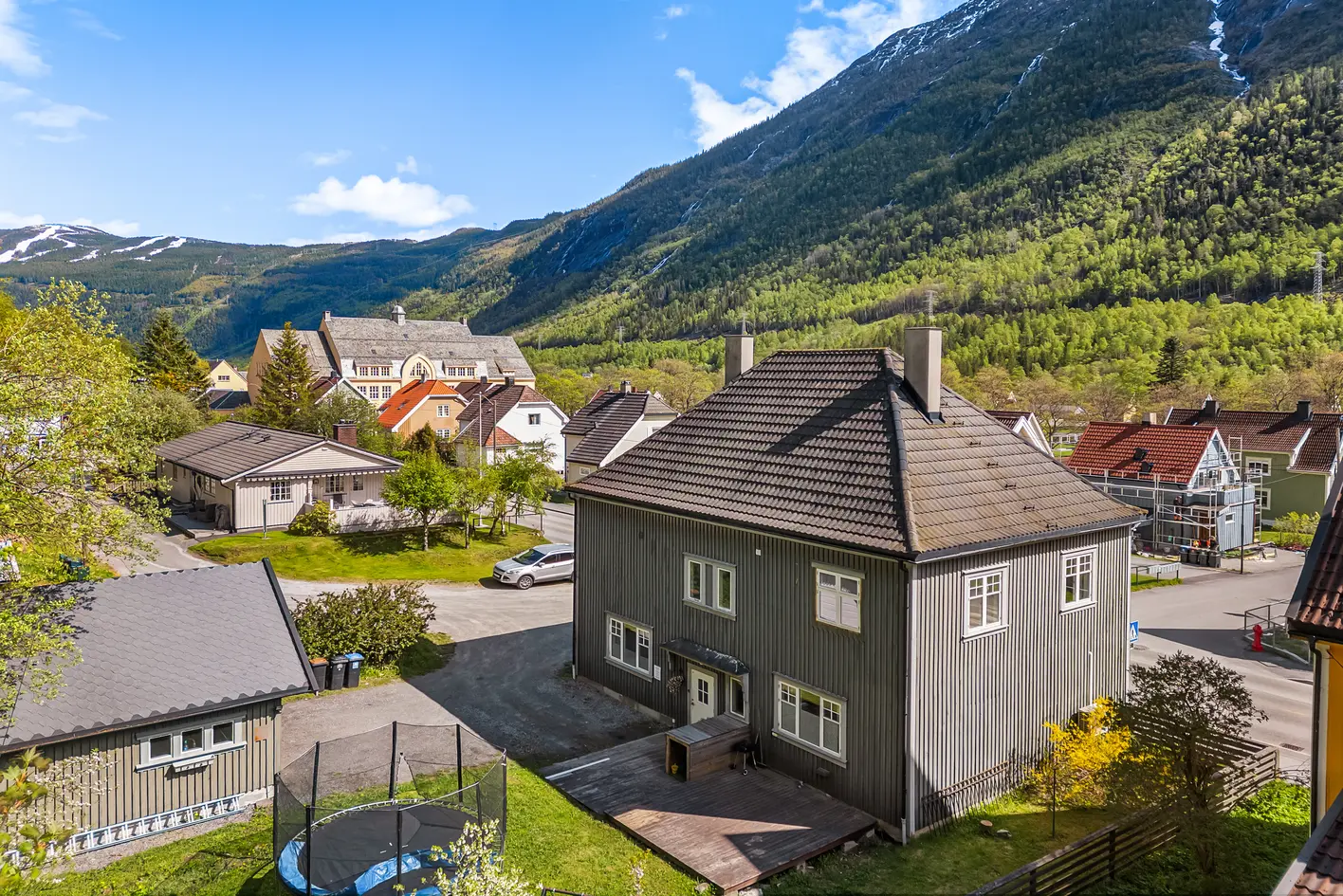 Innholdsrik enebolig med sjel. Næringslokaler på markplan. Leilighet i 2. et. Hybel i 1. et. Stor garasje. Skjermet hage photo 3