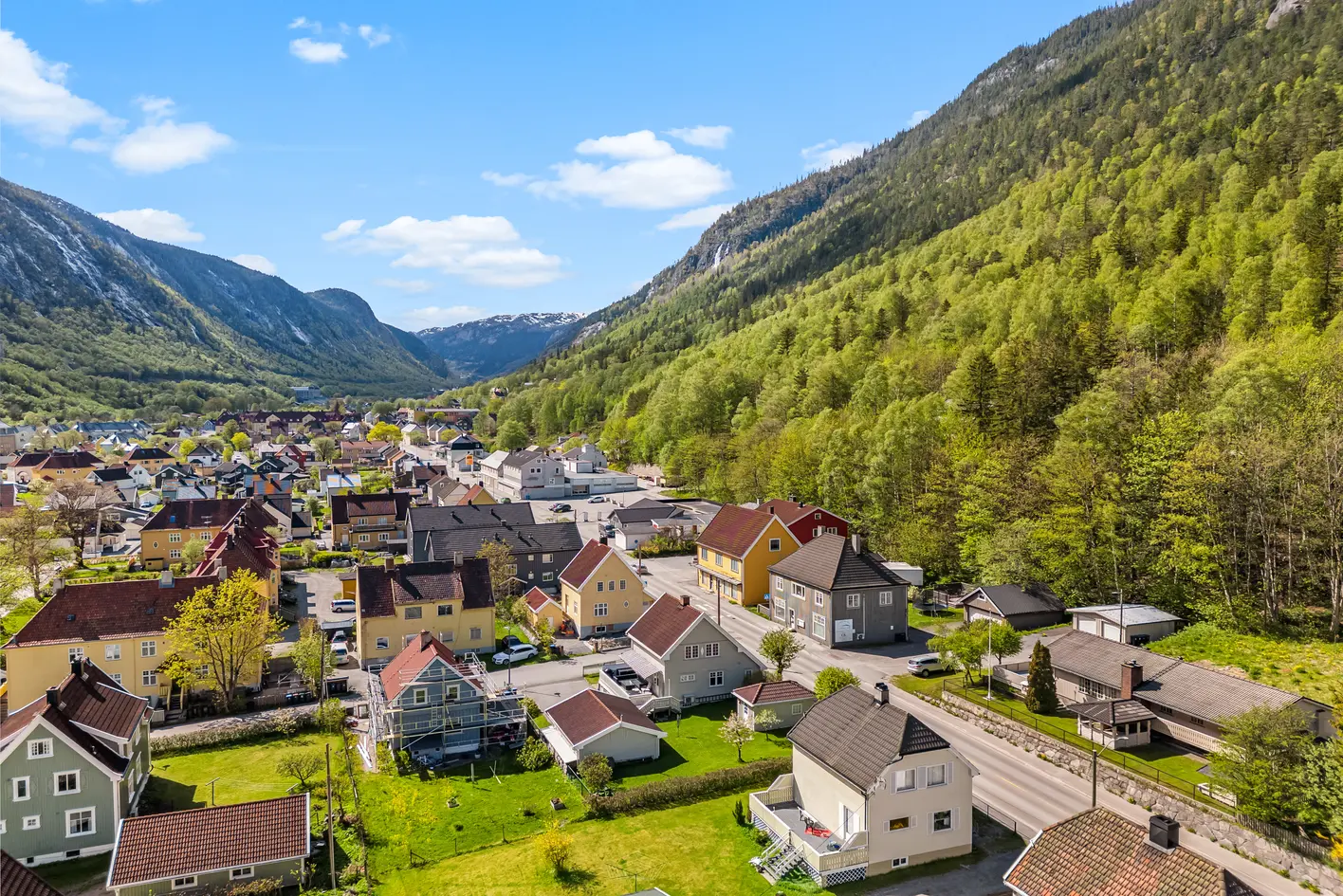 Innholdsrik enebolig med sjel. Næringslokaler på markplan. Leilighet i 2. et. Hybel i 1. et. Stor garasje. Skjermet hage