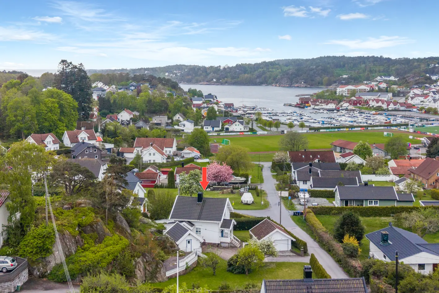 Enebolig med potensiale, garasje, stor tomt og sjøgløtt. Flott beliggenhet i attraktivt område. Meget solrikt. photo 2