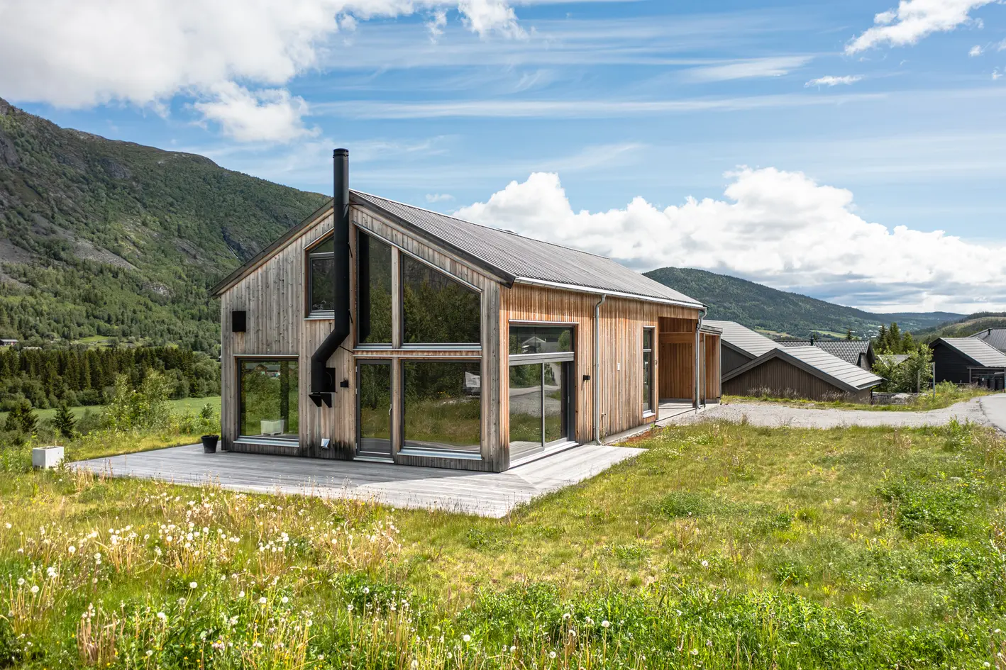 Arkitekttegnet enebolig med flott beliggenhet. Gåavstand til Hemsedal sentrum. Nydelig utsikt og gode solforhold., hemsedal