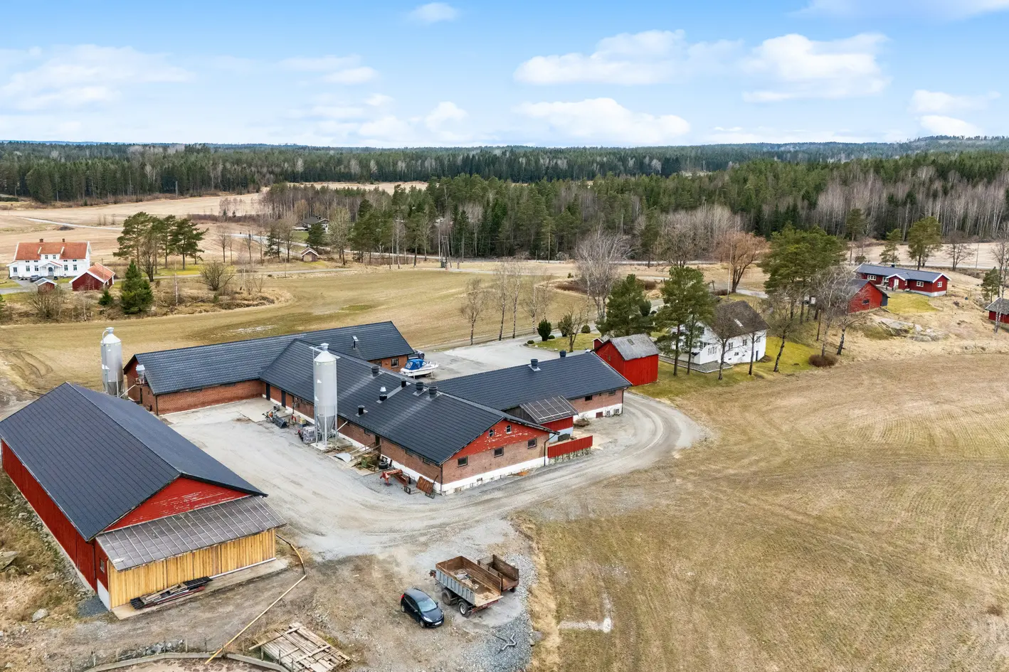 Solbrekke Gård - Stor gård med gode produksjonsmuligheter, husdyrkonsesjon, eget slakteri, staller, to bolighus mm. 