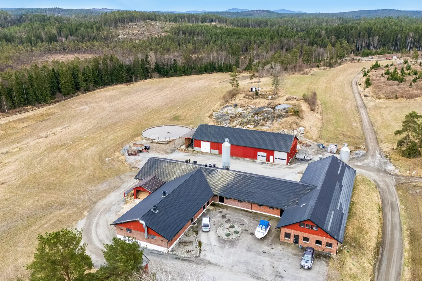 Solbrekke Gård - Stor gård med gode produksjonsmuligheter, husdyrkonsesjon, eget slakteri, staller, to bolighus mm.  photo 4