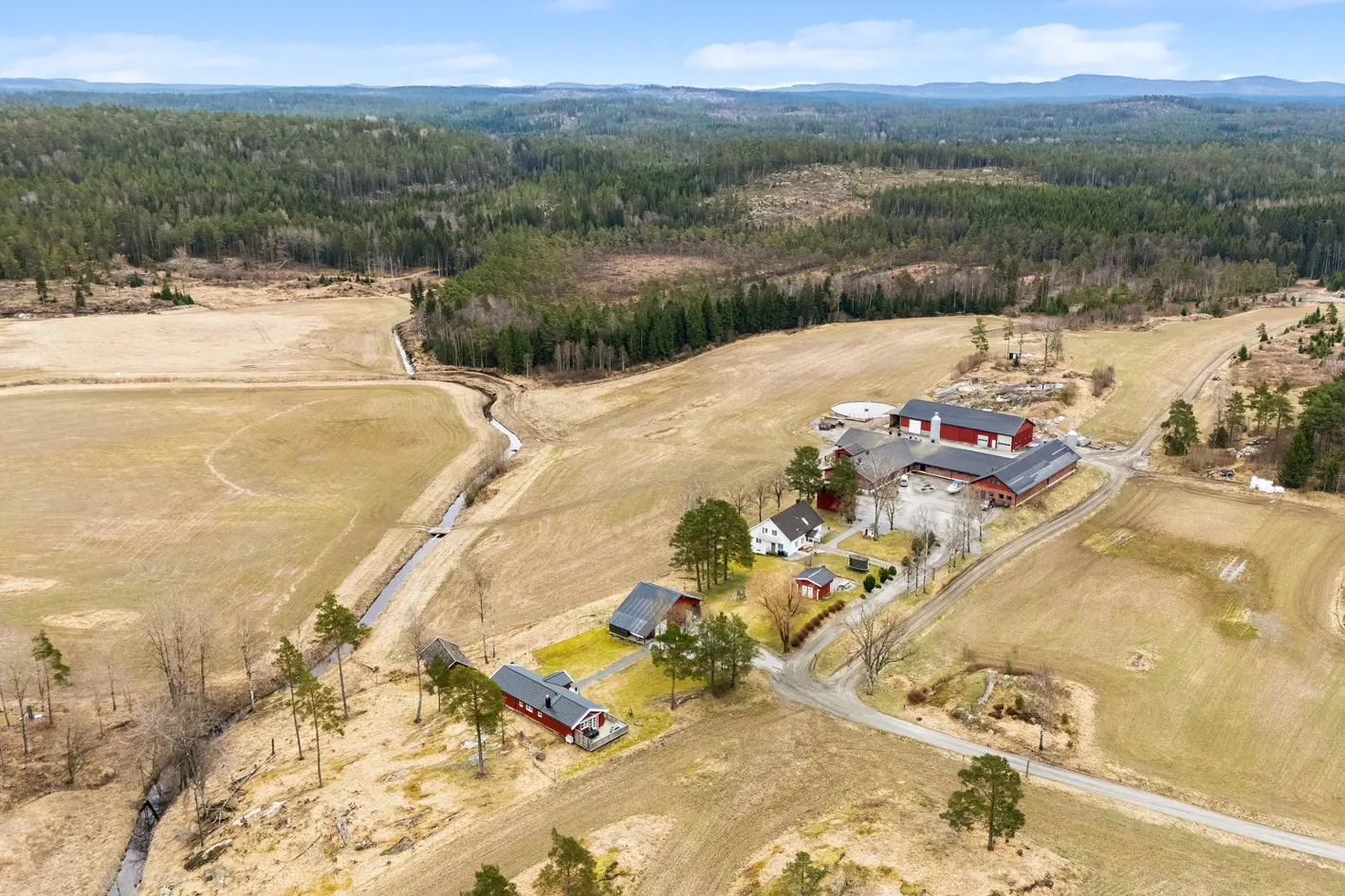 Solbrekke Gård - Stor gård med gode produksjonsmuligheter, husdyrkonsesjon, eget slakteri, staller, to bolighus mm.  photo 5